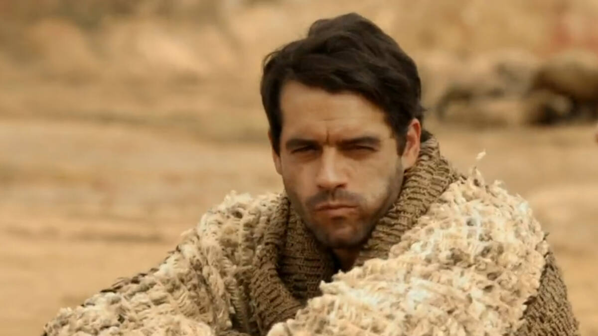 Guilherme Winter, vestido com as roupas de hebreus do personagem Moises, em trecho da novela Os Dez Mandamentos