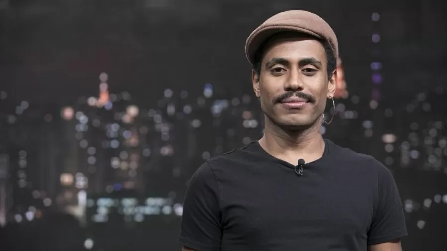 Ator Ícaro Silva durante participação em programa de TV