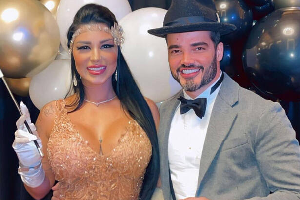 Jenny Miranda em foto posada ao lado do marido Fábio Gontijo em uma festa de gala