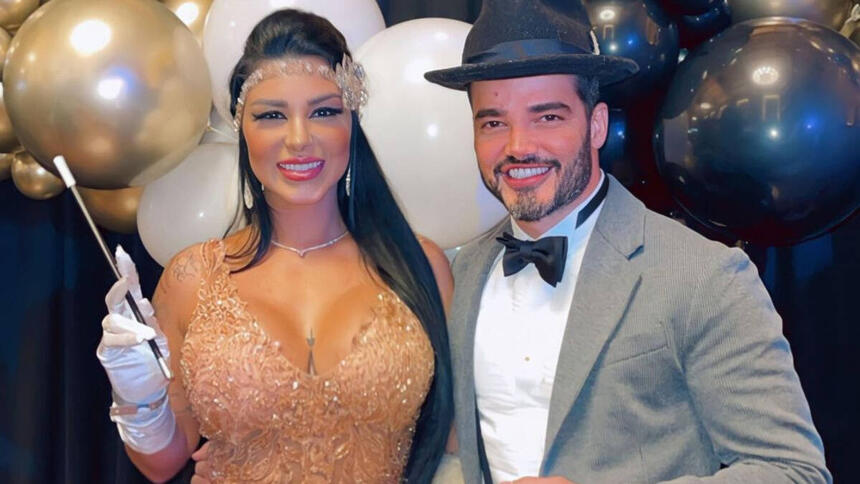 Jenny Miranda em foto posada ao lado do marido Fábio Gontijo em uma festa de gala