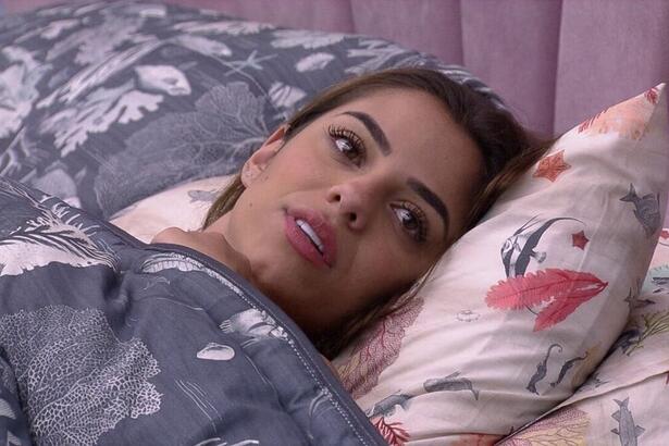 Key Alves deitada na cama, enrolada com edredon, conversando com brothers no quarto do BBB 23