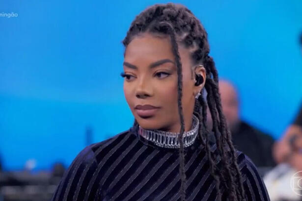 Ludmilla, com tranças na cabeça, roupa preta, em trecho da sua participação no Domingão