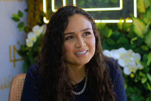 Luiza com um sorriso aberto, em trecho da entrevista para o Domingo Espetacular