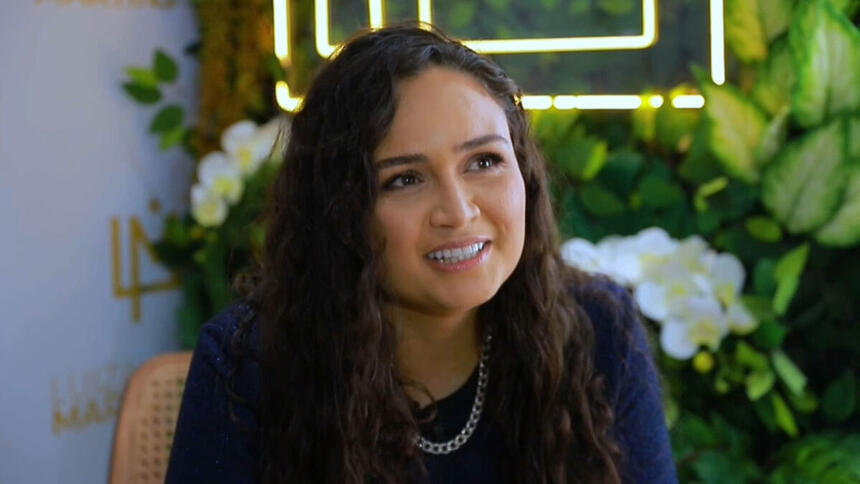 Luiza com um sorriso aberto, em trecho da entrevista para o Domingo Espetacular