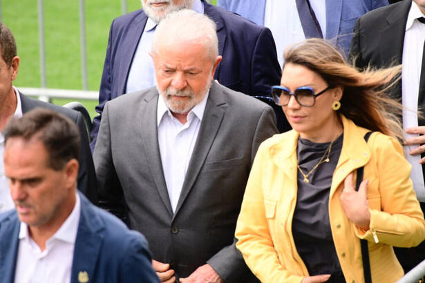 Lula e Janja, ao lado de assessores e seguranças, na Vila Belmiro ao lado de grades