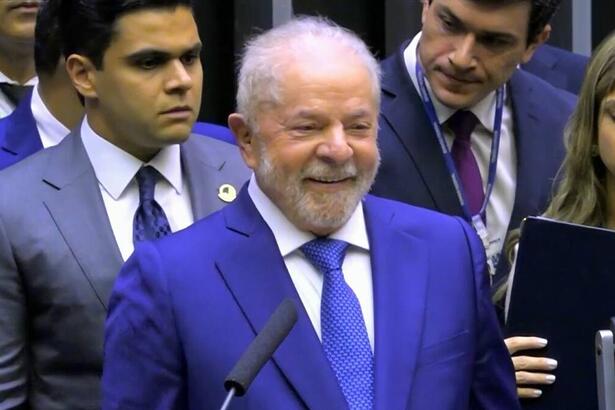 Lula de terno azul sorrindo durante a posse presidencial