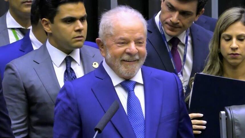 Lula de terno azul sorrindo durante a posse presidencial