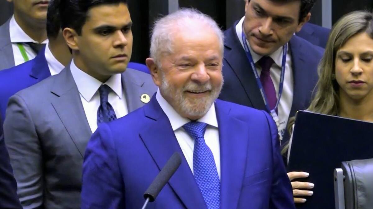 Lula de terno azul sorrindo durante a posse presidencial