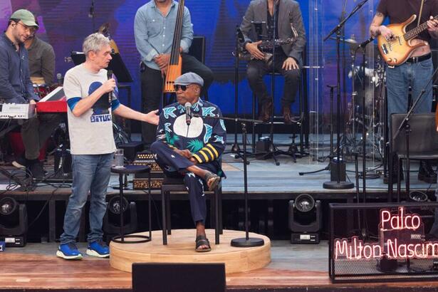 Serginho Groisman conversa com Milton Nascimento no palco do Altas Horas