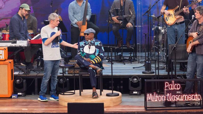 Serginho Groisman conversa com Milton Nascimento no palco do Altas Horas