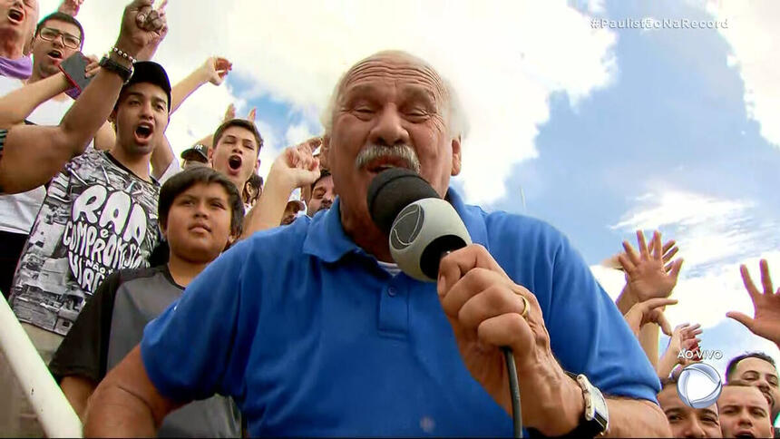 Repórter no meio da torcida, em trecho da transmissão do Paulista na Record