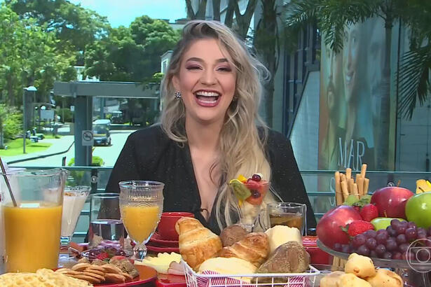 Marília sentada na mesa de café da manhã do Mais Você