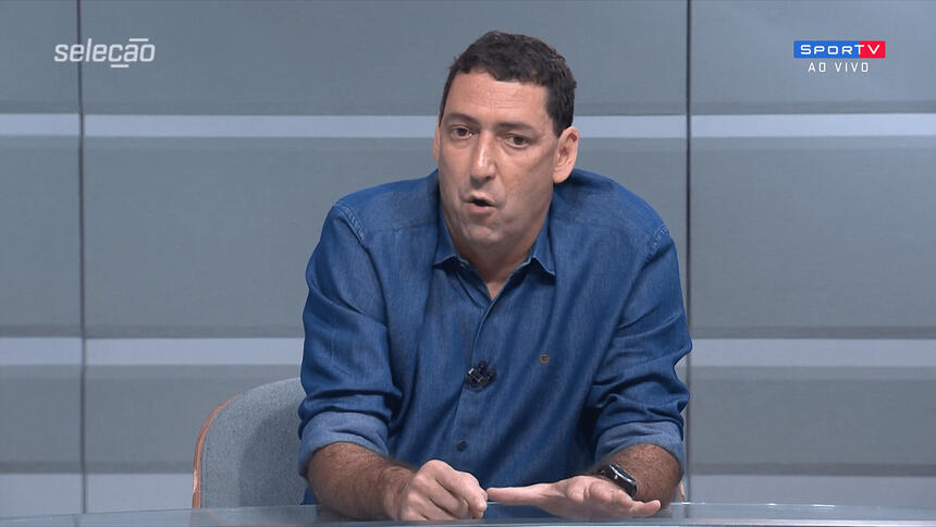 Paulo Vinícius Coelho sentado em uma bancada de um programa do SporTV