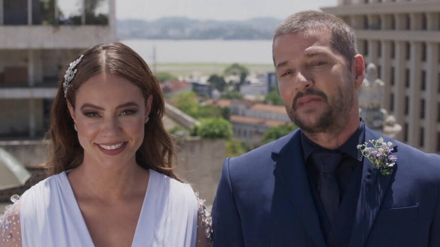 Pat (Paolla Oliveira) e Moa (Marcelo Serrado) em trecho do capítulo final da novela Cara e Coragem