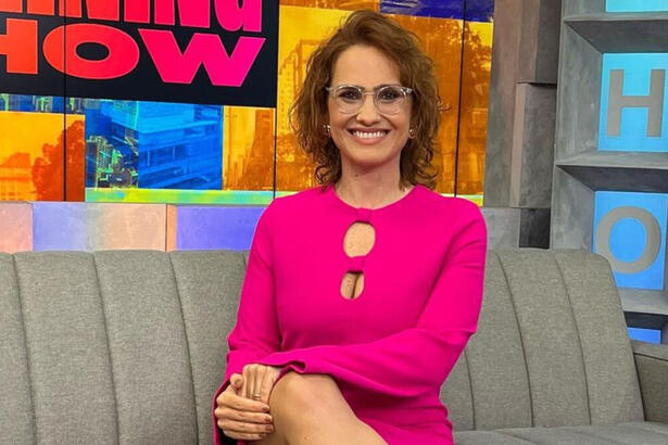 Paula Carvalho sentada no sofá no estúdio do Morning Show, na Jovem Pan