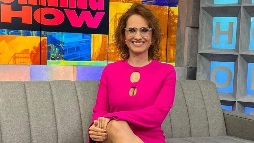 Paula Carvalho sentada no sofá no estúdio do Morning Show, na Jovem Pan