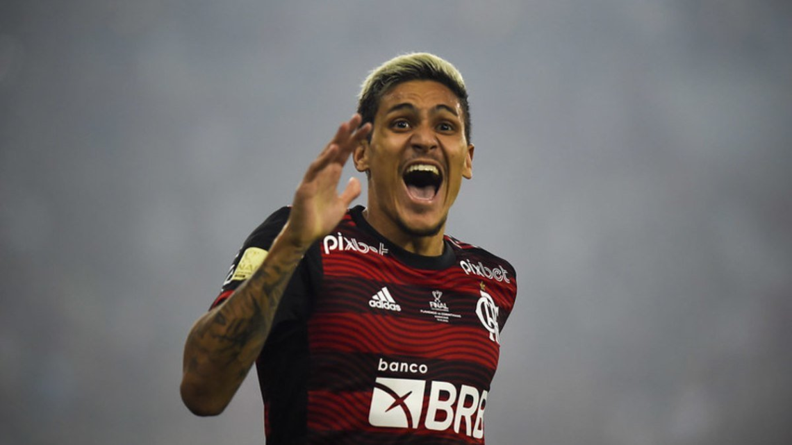Pedro comemorando gol com a camisa do Flamengo