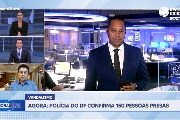 Tela da Record News com os jornalistas Gustavo Toledo, Camila Busnello no estúdio, Heródoto Barbeiro em sua casa e Luiz Fara Monteiro na Record TV Brasília