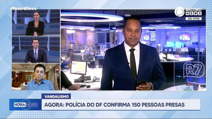 Tela da Record News com os jornalistas Gustavo Toledo, Camila Busnello no estúdio, Heródoto Barbeiro em sua casa e Luiz Fara Monteiro na Record TV Brasília