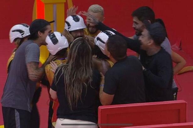 Ricardo no centro sendo abraçados pelos participantes do BBB 23 por ter vencido a Prova do Anjo