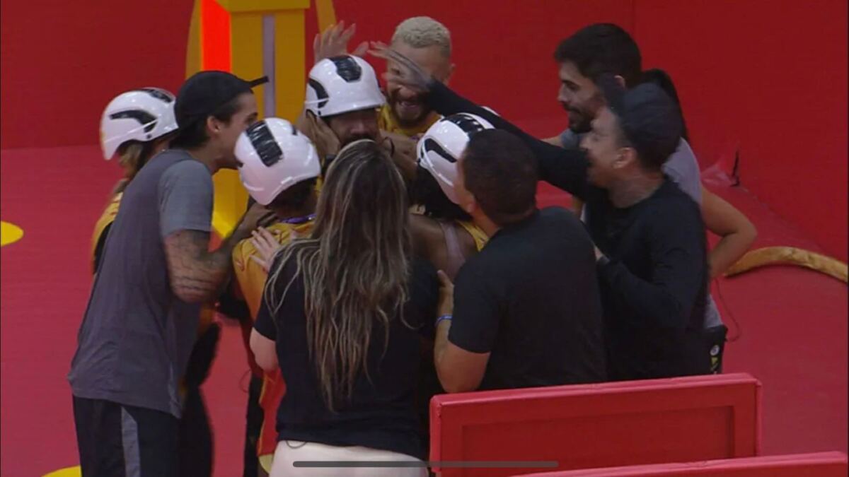 Ricardo no centro sendo abraçados pelos participantes do BBB 23 por ter vencido a Prova do Anjo