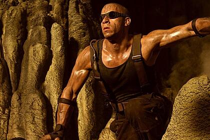 Vin Diesel em trecho do filme Riddick 3, exibido pelo SBT