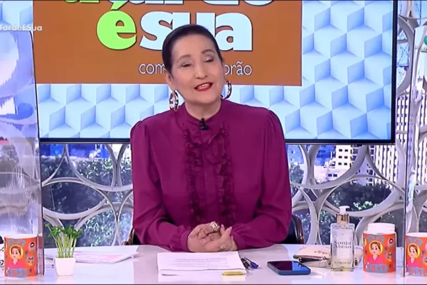 Sonia Abrão com uma roupa roxa, sentada na bancada do A Tarde é Sua