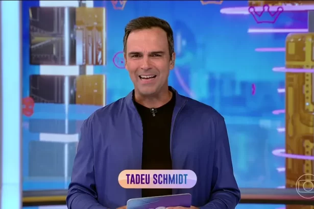 Tadeu Schmidt de jaqueta jeans, camisa preta, nos estudios do BBB 23