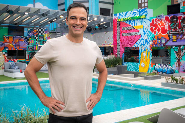 Tadeu Schmidt em foto posada em frente a piscina do BBB 23