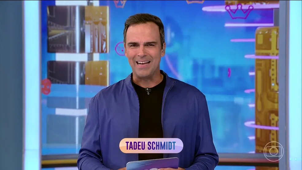 Tadeu Schmidt de jaqueta jeans, camisa preta, nos estudios do BBB 23