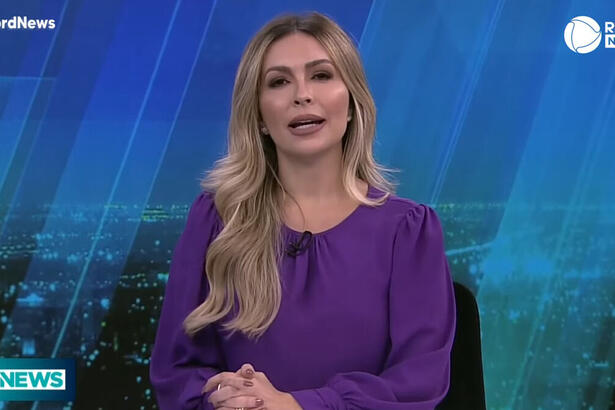 Thalita Oliveira na bancada do Jornal da Record News