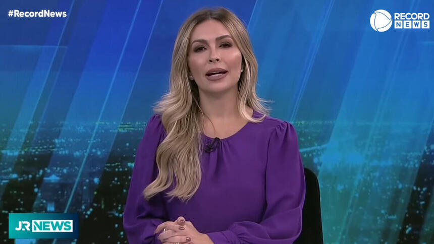 Thalita Oliveira na bancada do Jornal da Record News