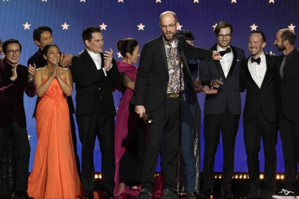 Elenco de Tudo em Todo Lugar ao Mesmo Tempo, no palco, recebendo a premiação de Critics Choice Awards 2023