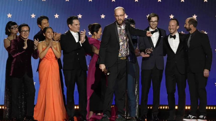 Elenco de Tudo em Todo Lugar ao Mesmo Tempo, no palco, recebendo a premiação de Critics Choice Awards 2023