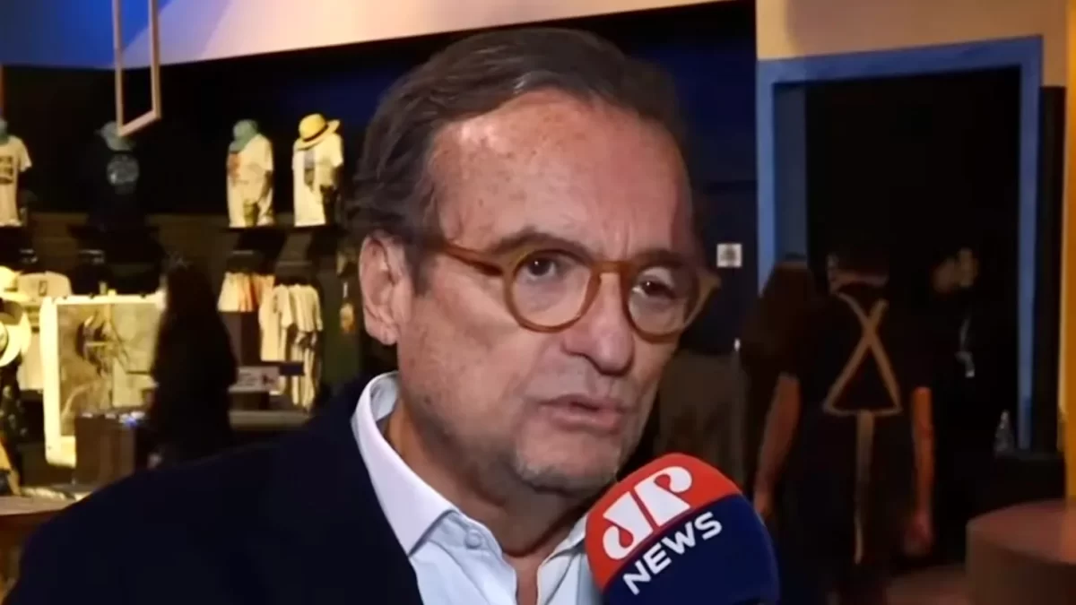 Tutinha em frame de entrevista para o microfone da Jovem Pan News