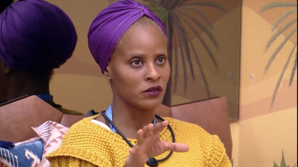 Aline Wirley com turbante roxo conversando com MC Guimê no quarto deserto do BBB 23