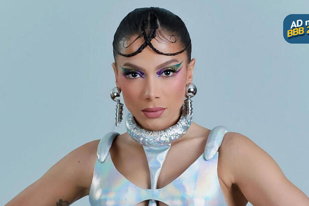 Anitta com look prateado para o Ensaios da Anitta, cantora pode estar na festa do BBB 23