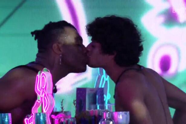 Gabriel e Fred se beijando durante festa do BBB 23.