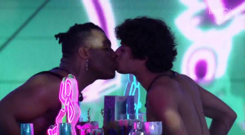 Gabriel e Fred se beijando durante festa do BBB 23.