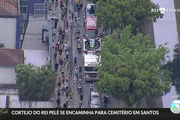 Corpo de Pelé em cima do carro do Corpo de Bombeiros