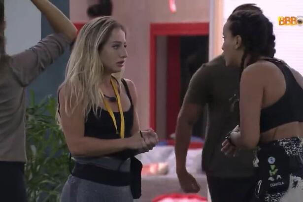 Bruna Griphao de frente a Domitila Barros brigando na área externa do BBB 23