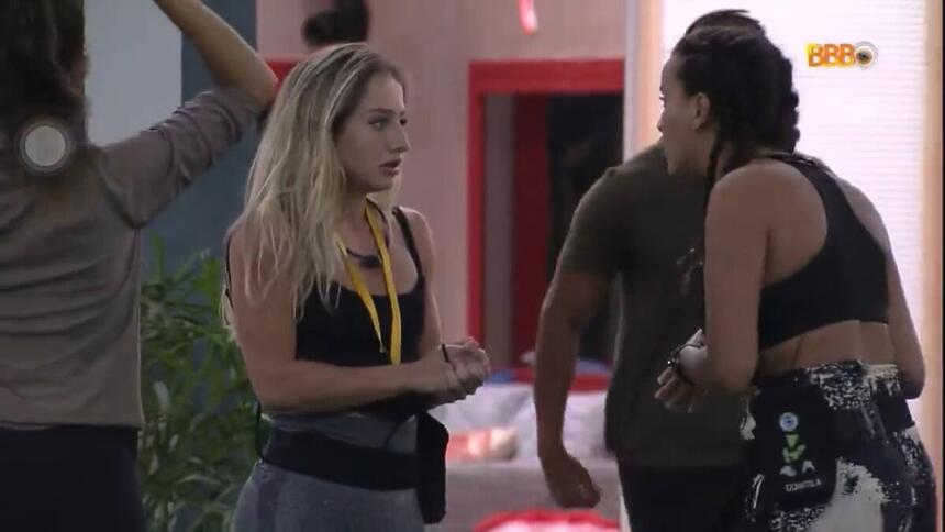 Bruna Griphao de frente a Domitila Barros brigando na área externa do BBB 23