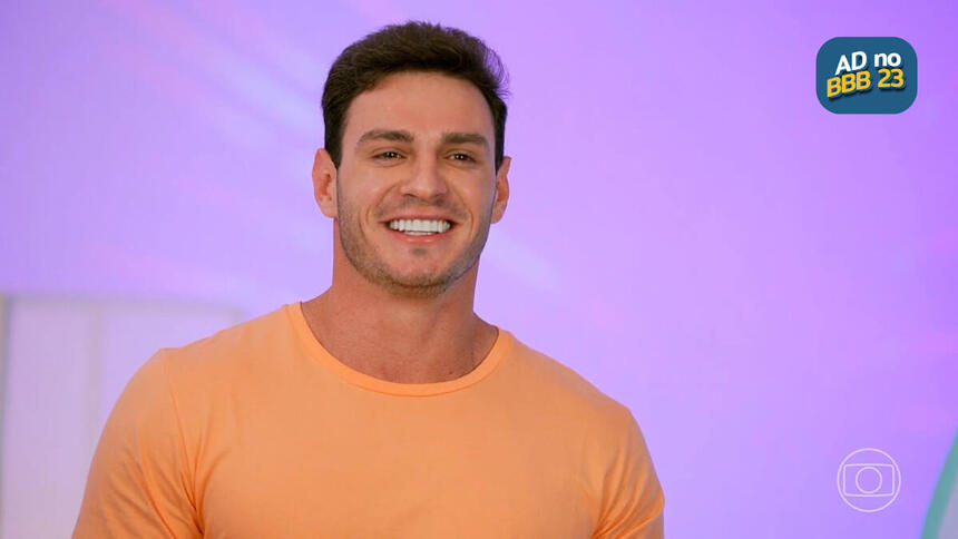 Gustavo na chamada de apresentação do BBB 23