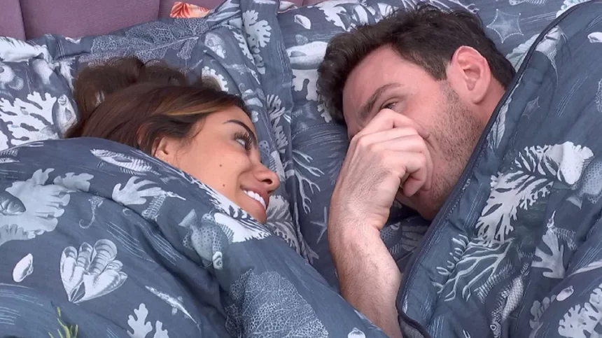 Key ao lado de Gustavo na cama do BBB 23