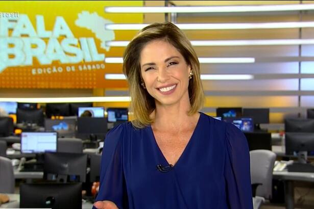 Neila Medeiros sorrindo no cenário do Fala Brasil deste sábado, 21/01/2023