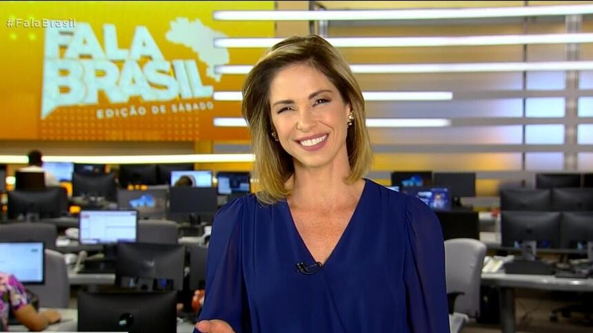 Neila Medeiros sorrindo no cenário do Fala Brasil deste sábado, 21/01/2023