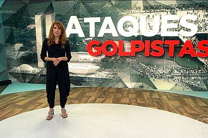 Poliana Abritta em frente ao telão do Fantástico que exibe a arte gráfica Ataques Golpistas, sobre o dia de caos em Brasília