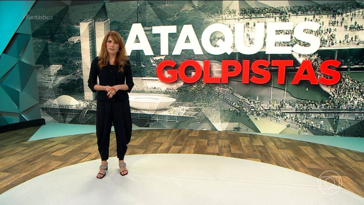 Poliana Abritta em frente ao telão do Fantástico que exibe a arte gráfica Ataques Golpistas, sobre o dia de caos em Brasília