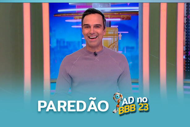 Tadeu Schmidt no cenário do BBB 23 anunciando a formação do Paredão