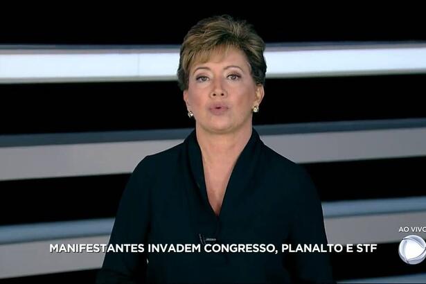 Christina Lemos no comando do Plantão de jornalismo da Record TV, no GC exibido na tela a emissora chama os vândalos de manifestantes